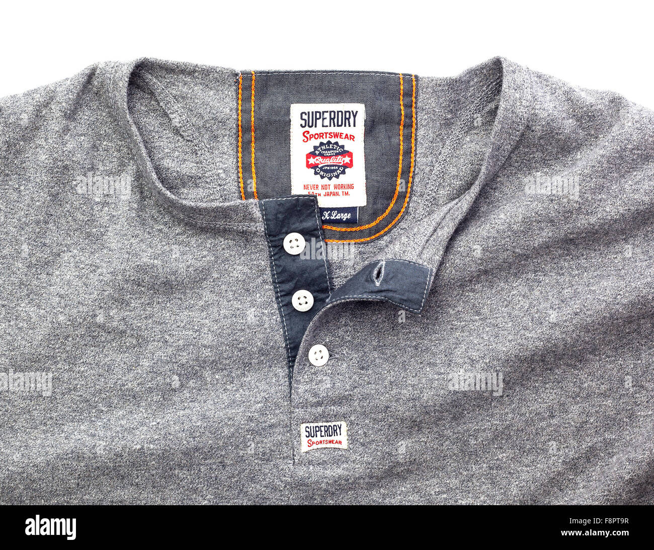 Vêtements Superdry montrant logo sur fond blanc Banque D'Images
