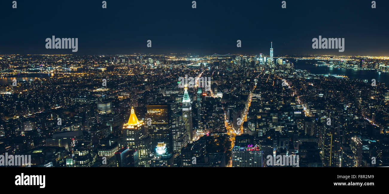 New York City - Septembre 26 : nuit de Manhattan vue depuis l'Empire State building de l'East River à la rivière Hudson et Ma Banque D'Images