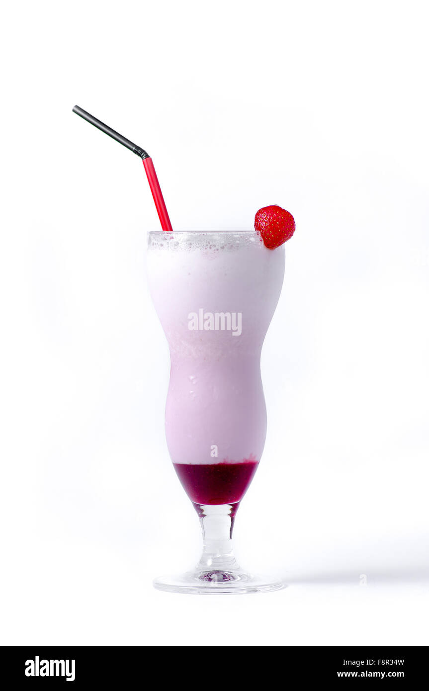 Close-up d'un ouragan en couches de verre rempli d'une boisson à base de lait, avec un sirop de violette sur le fond, décorée avec une str Banque D'Images