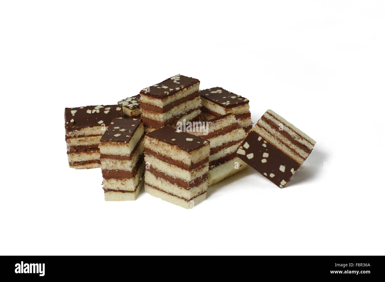 Close-up de huit morceaux rectangulaires de délicieux chocolat en couches de crème et de génoise, avec glaçage au chocolat blanc et cho Banque D'Images