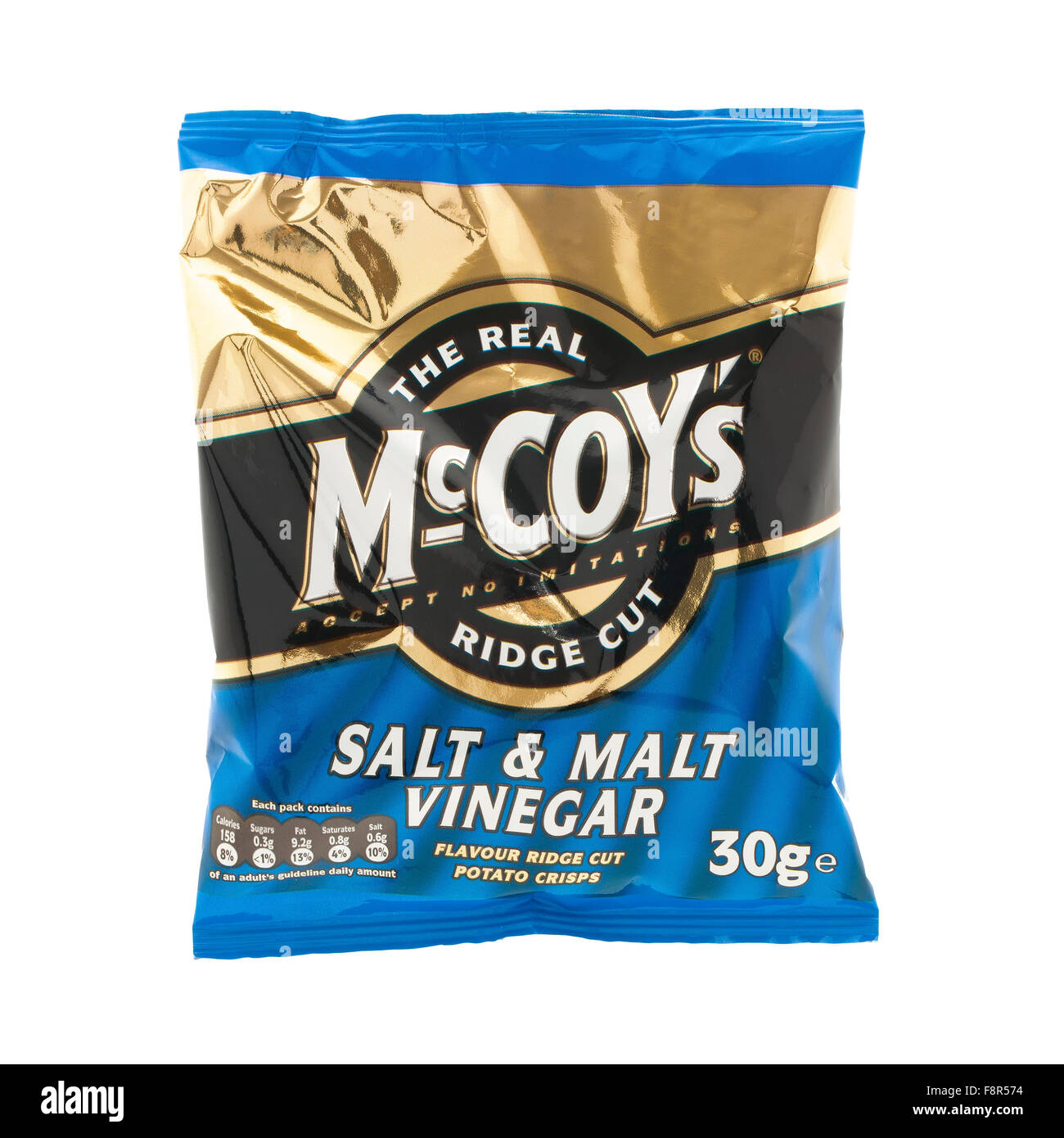 Sachet de sel et le vinaigre de malt McCoy Ridge Cut chips sur un fond blanc, McCoy's sont faites par KP en-cas au Royaume-Uni Banque D'Images