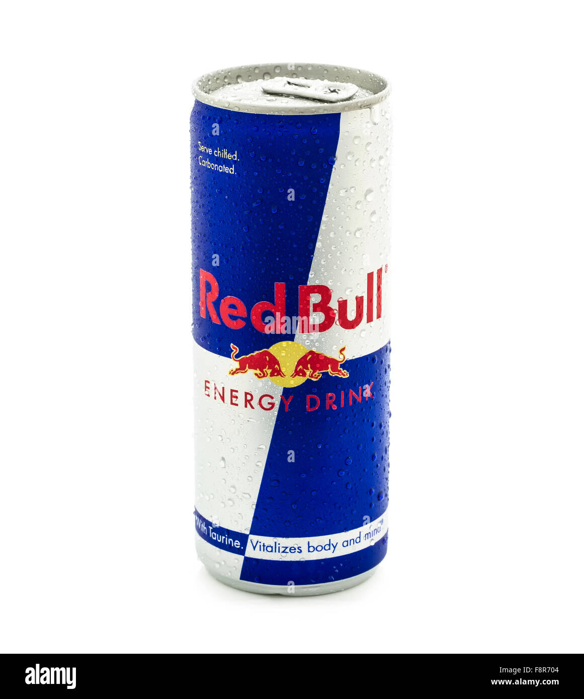 Froid de glace peut de Red Bull Energy Drink sur fond blanc Banque D'Images
