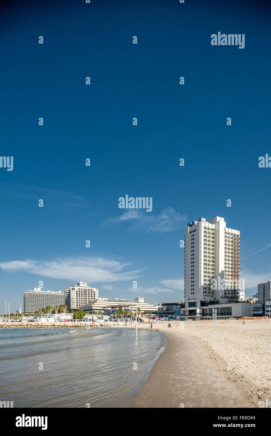 Israël, Tel Aviv, sur la plage d'hiver ensoleillée jour Banque D'Images