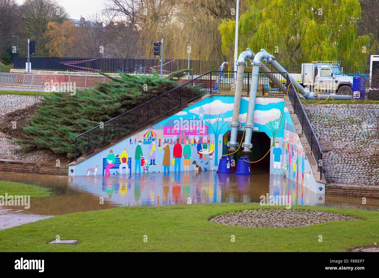 Carlisle les inondations. Décembre 2015. L'eau de pompage hors de Hardwick Circus passage inférieur. Storm Desmond ont provoqué de graves inondations dans la région de Carlisle et de l'ensemble de la région de Cumbria. Carlisle, Cumbria, England, UK. Banque D'Images