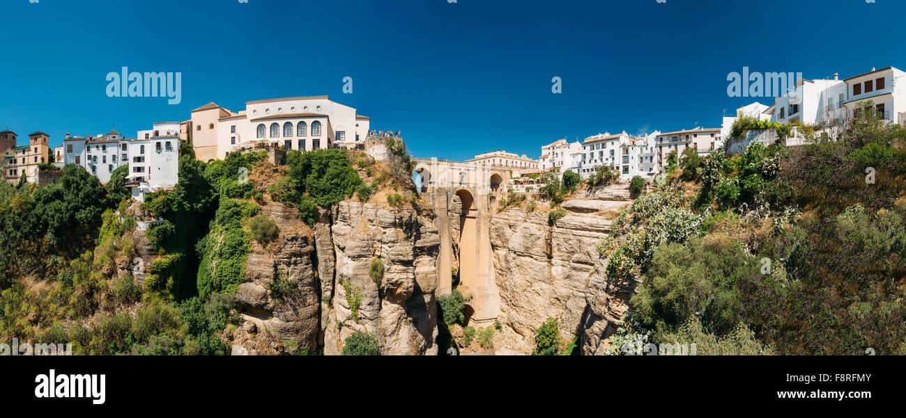 Vue panoramique sur le Puente Nuevo (Pont Neuf) plus de Tajo de Ronda se trouve à Ronda Gorge, Province de Malaga, Espagne Banque D'Images