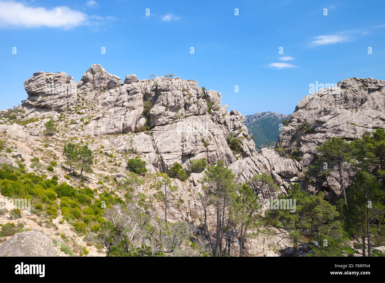 Montagne sauvage, des roches sous ciel bleu. Au sud de la Corse, France Banque D'Images