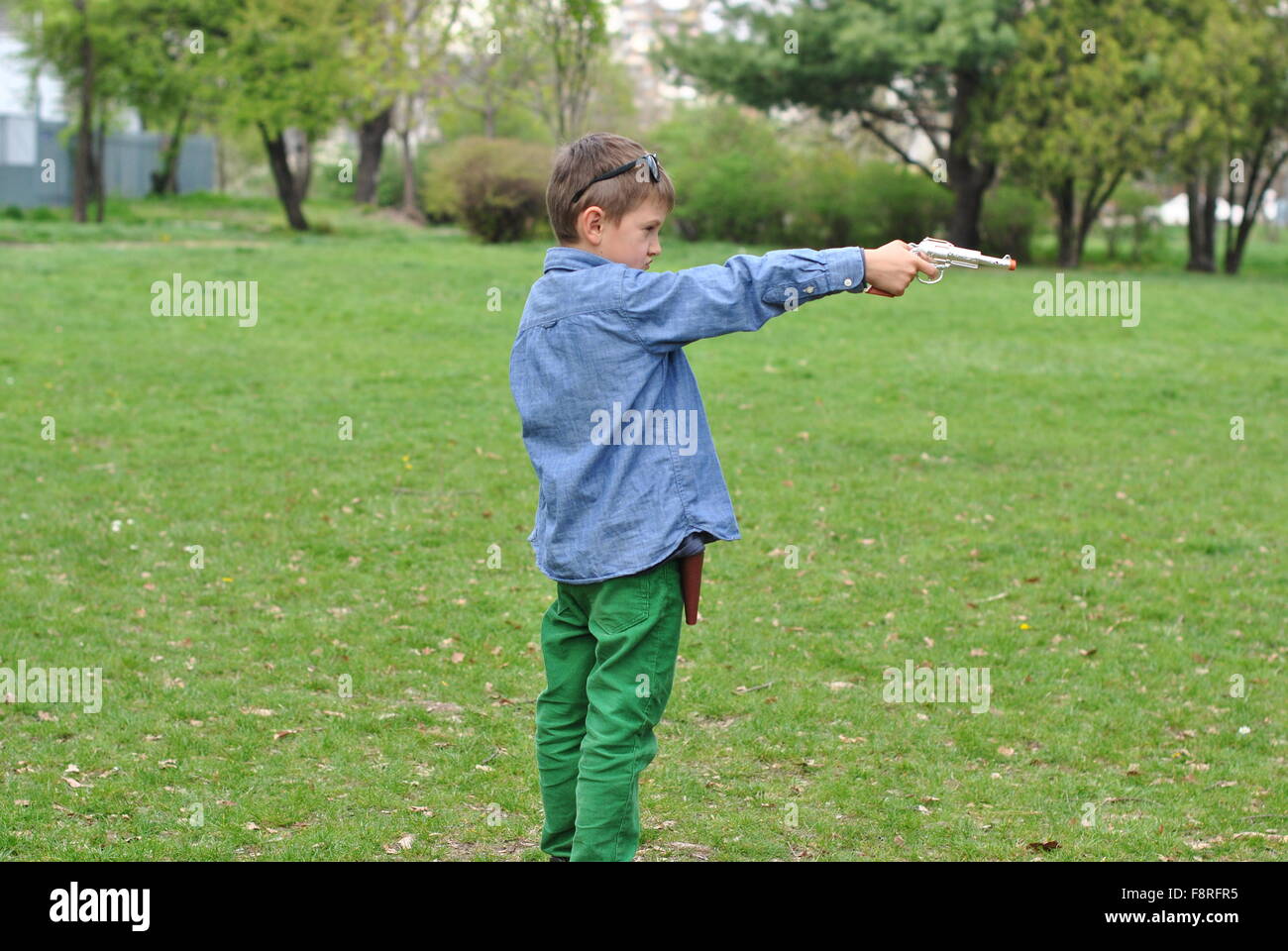 Garçon jouant avec un pistolet jouet Banque D'Images