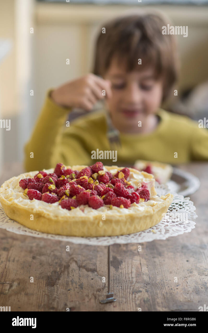 Boy eating strawberry tart Banque D'Images