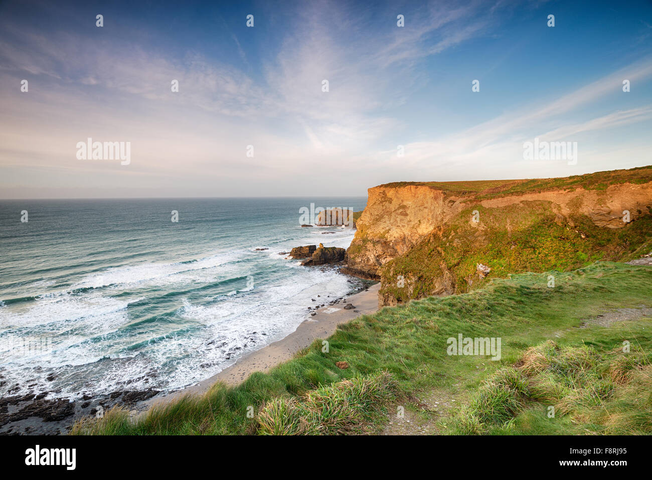 Les falaises escarpées à Basset's Cove près de Portreath sur la côte Cornsih Banque D'Images