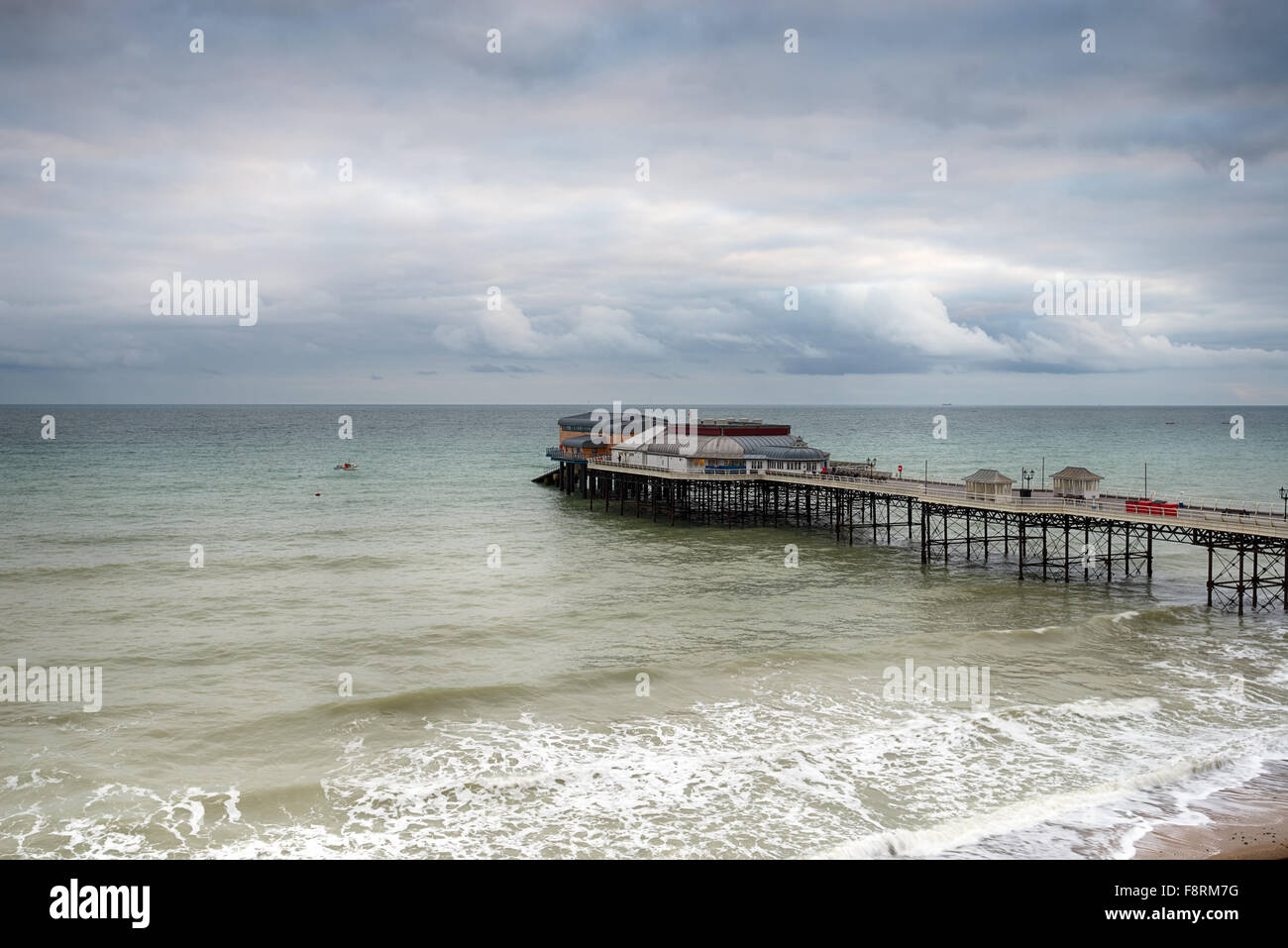 Un matin de tempête à jetée de Cromer, sur la côte nord de Norfolk Banque D'Images