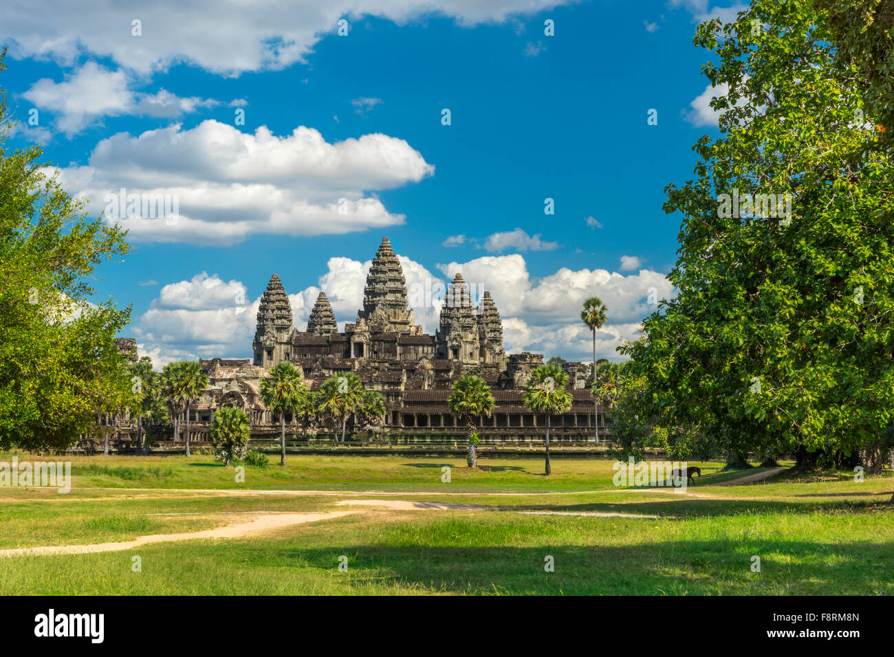 Ancien temple Angkor Wat, un jour ensoleillé, à cheval, blue skay et de nombreux nuages à Siem Reap. Cambodge Banque D'Images