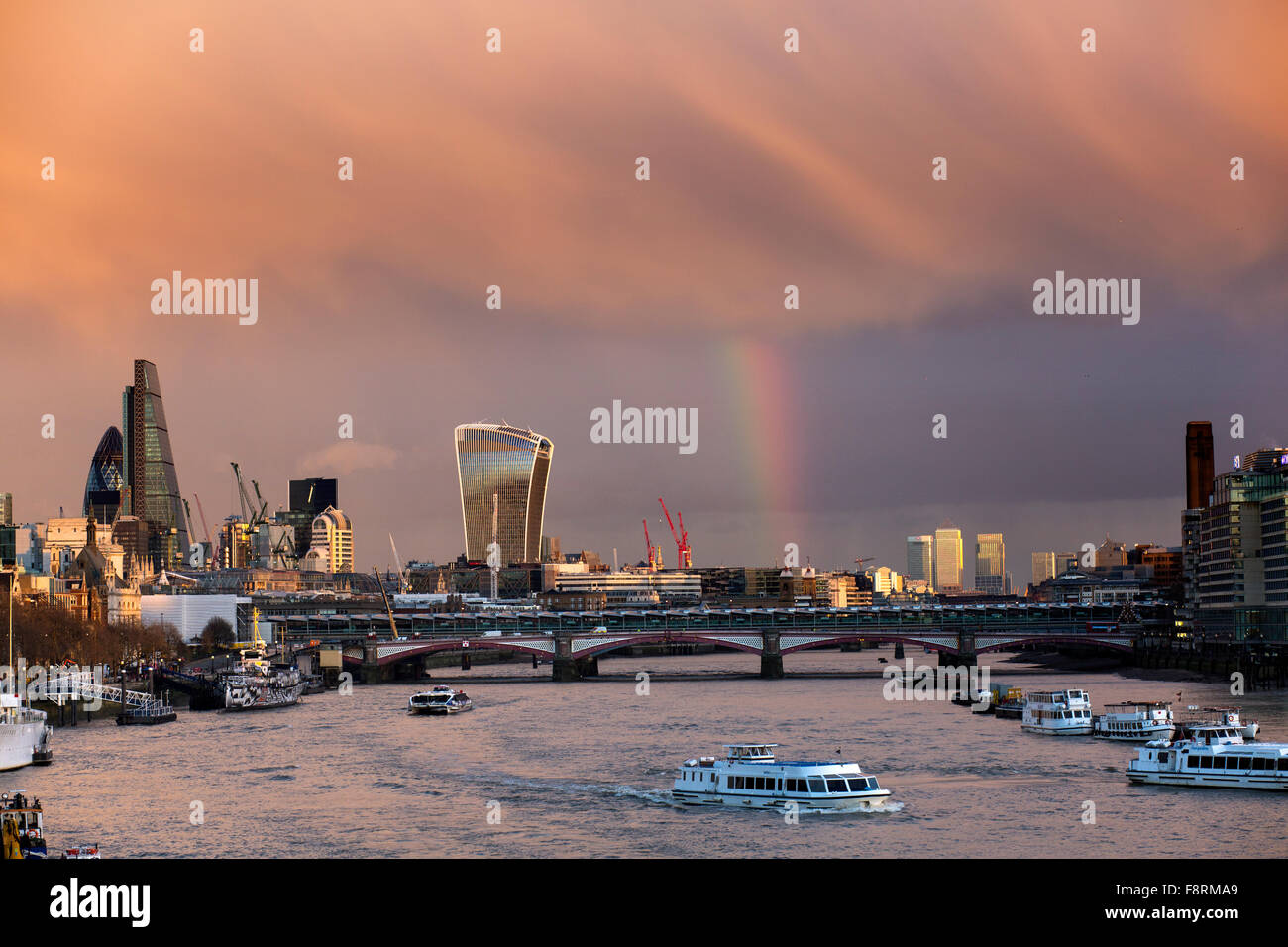 Arc-en-ciel sur les toits de la ville de Londres Banque D'Images