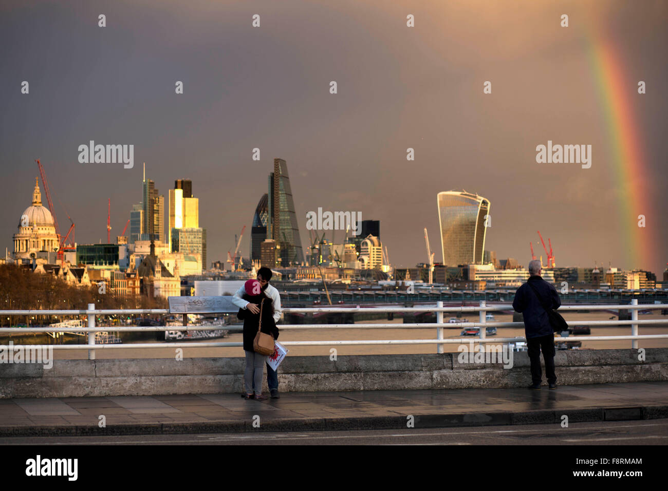 Arc-en-ciel sur les toits de la ville de Londres Banque D'Images
