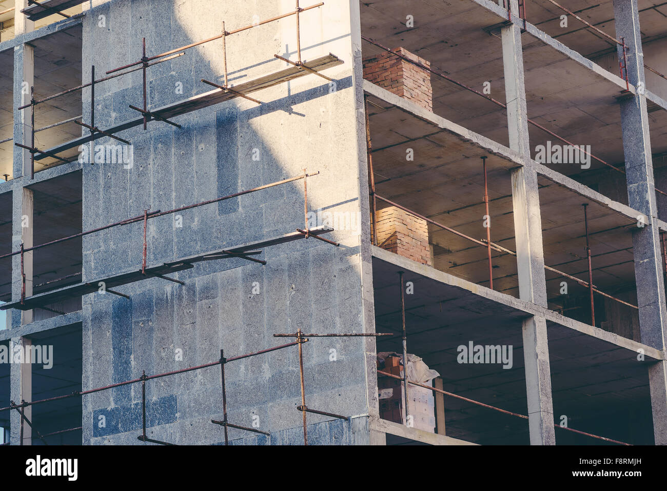 Site de l'industrie de la construction géométrique abstrait arrière-plan, les planchers en béton, d'échafaudages et de matériel constructif Banque D'Images