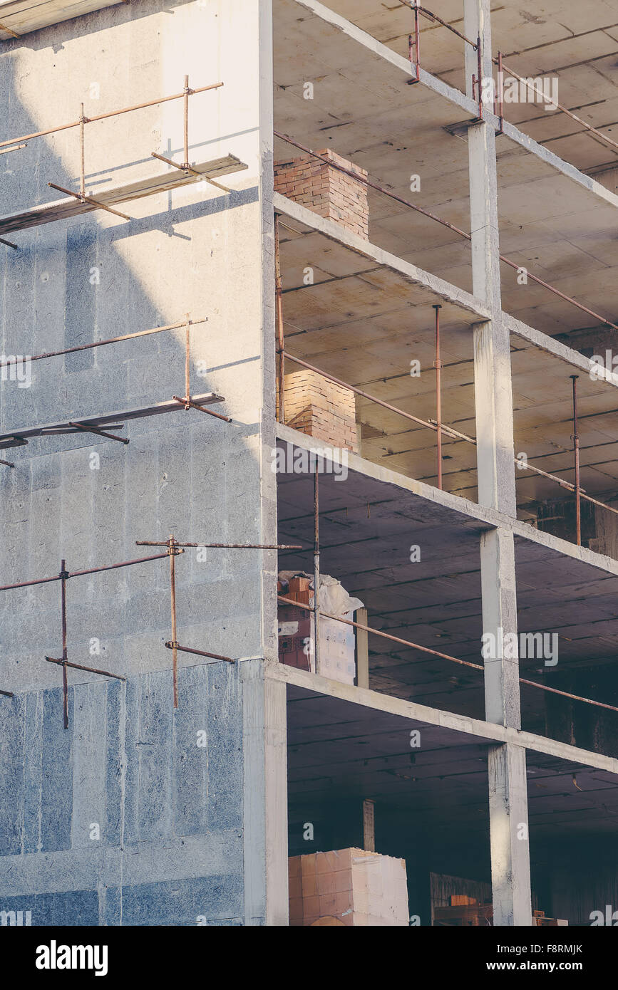 Site de l'industrie de la construction géométrique abstrait arrière-plan, les planchers en béton, d'échafaudages et de matériel constructif Banque D'Images