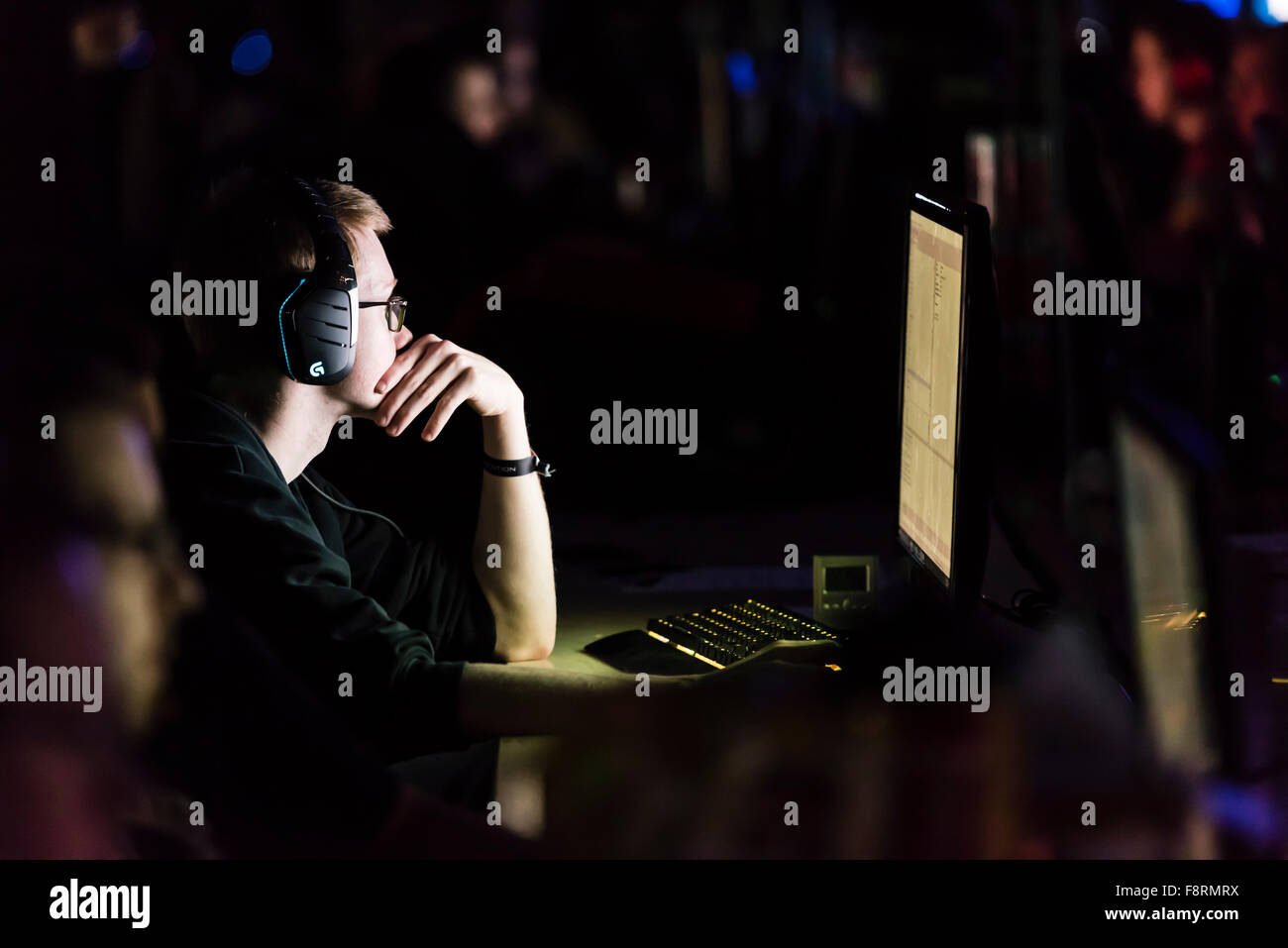 Thun, Suisse. Dec 10, 2015. Un concentré de jeux informatiques, faiblement éclairées seulement par son écran d'ordinateur à NetGame, la première convention de jeu d'ordinateur à Thun's expo center. Pendant 3 jours et nuits, fans et concurrents clans jouent en tournois CS:GO, l'Âge des empires et bien d'autres. Crédit : Erik Tham/Alamy Live News Banque D'Images