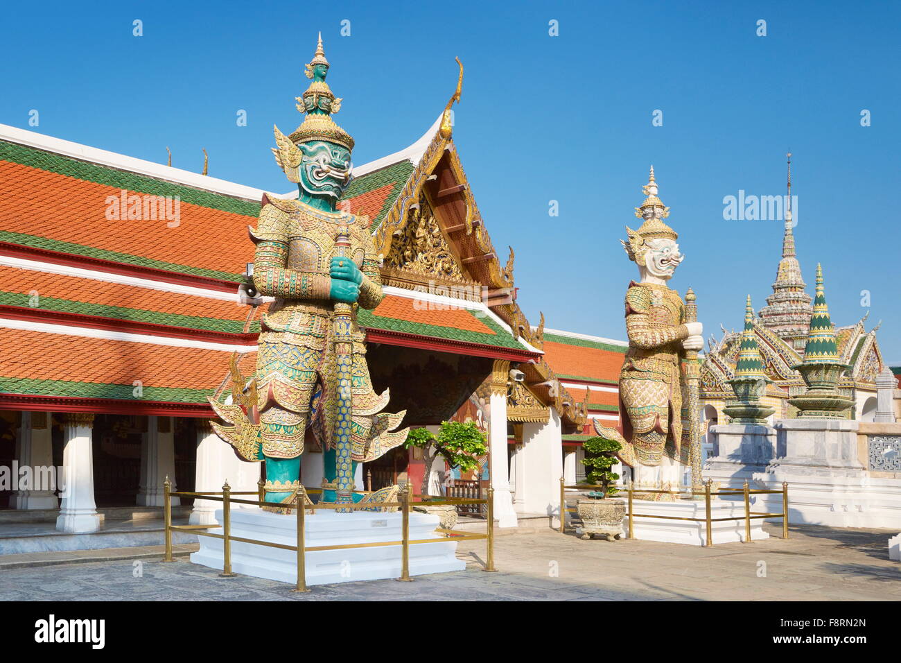 Thaïlande - Bangkok, Le Grand Palais Royal, le Temple du Bouddha d'Émeraude, démon géant gardant Banque D'Images