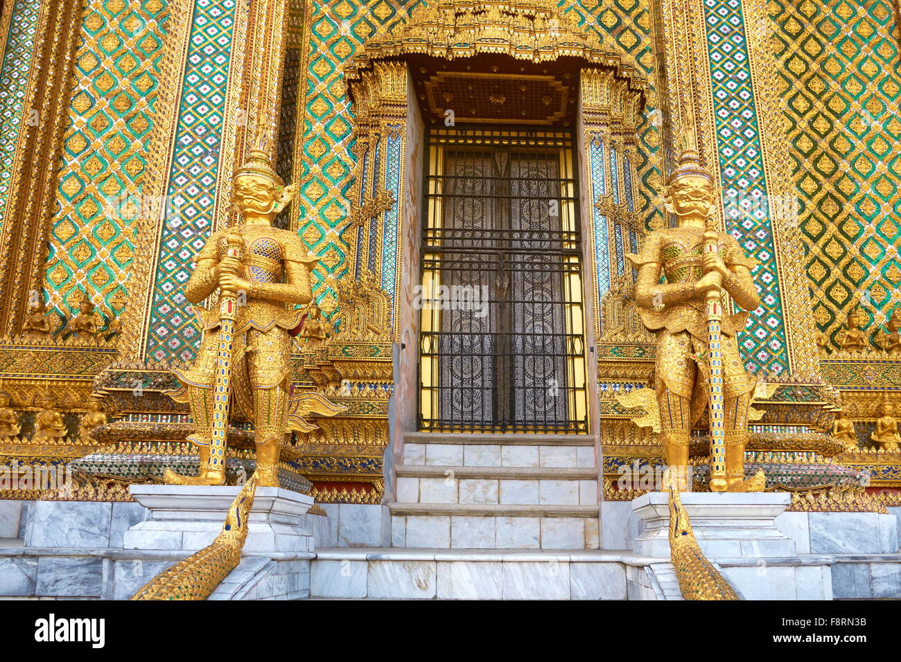 Thaïlande - Bangkok, Wat Phra Kaeo, Temple Grand Palais, Kinaree statue devant le Royal Panteon Banque D'Images