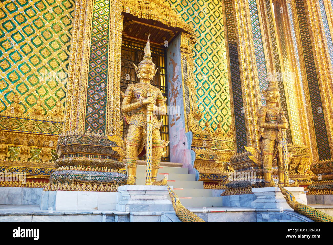 Thaïlande - Bangkok, Wat Phra Kaeo, Temple Grand Palais, Kinaree statue devant le Royal Panteon Banque D'Images