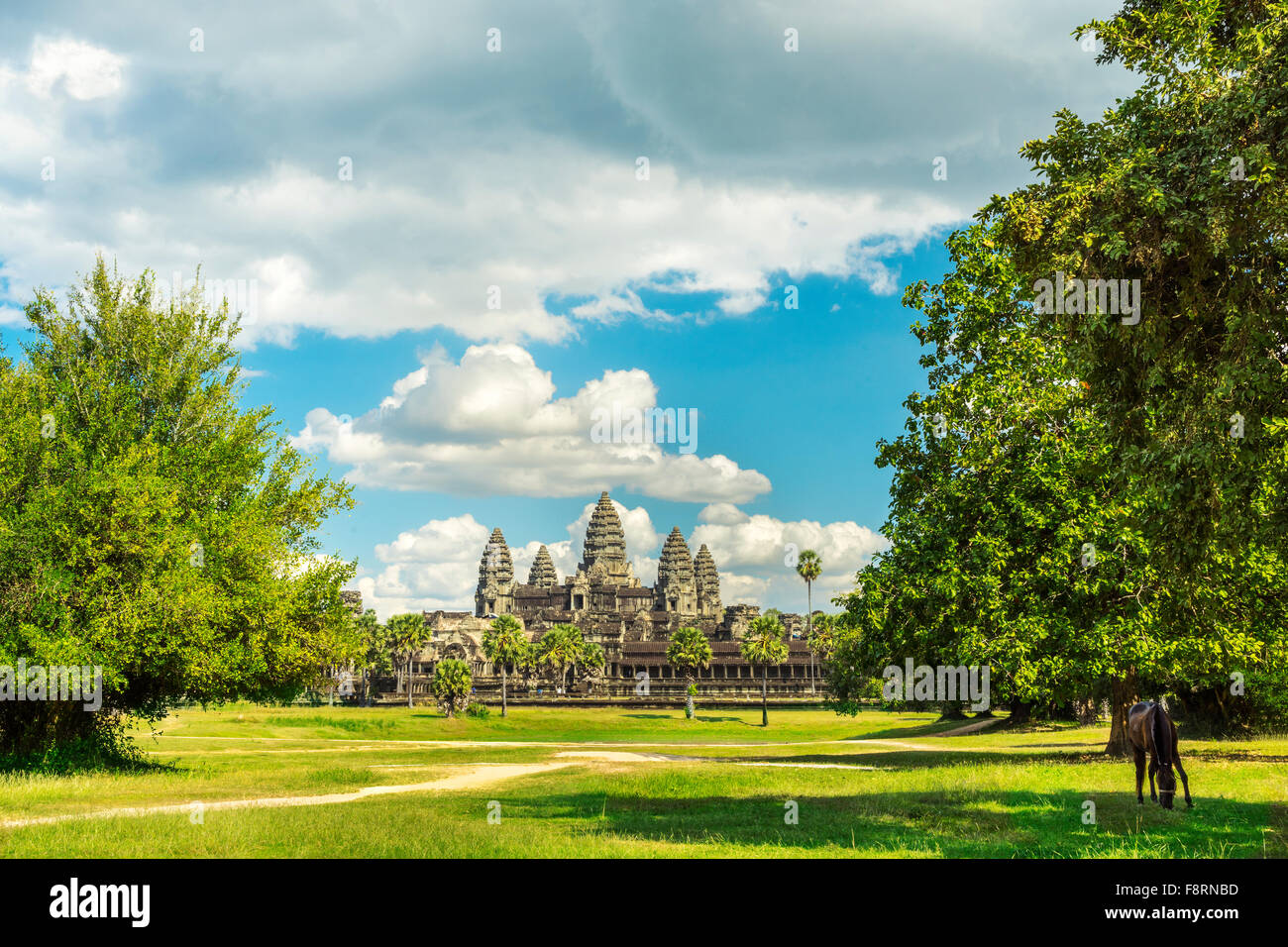 Ancien temple Angkor Wat, un jour ensoleillé, à cheval, blue skay et de nombreux nuages à Siem Reap. Cambodge Banque D'Images