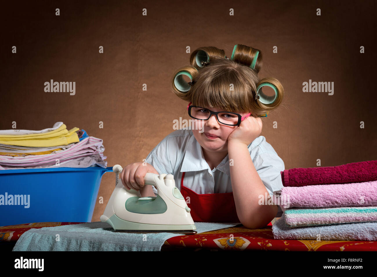 La petite femme avec diligence et d'une planche à repasser, vous êtes très fatigué. vintage-à Banque D'Images