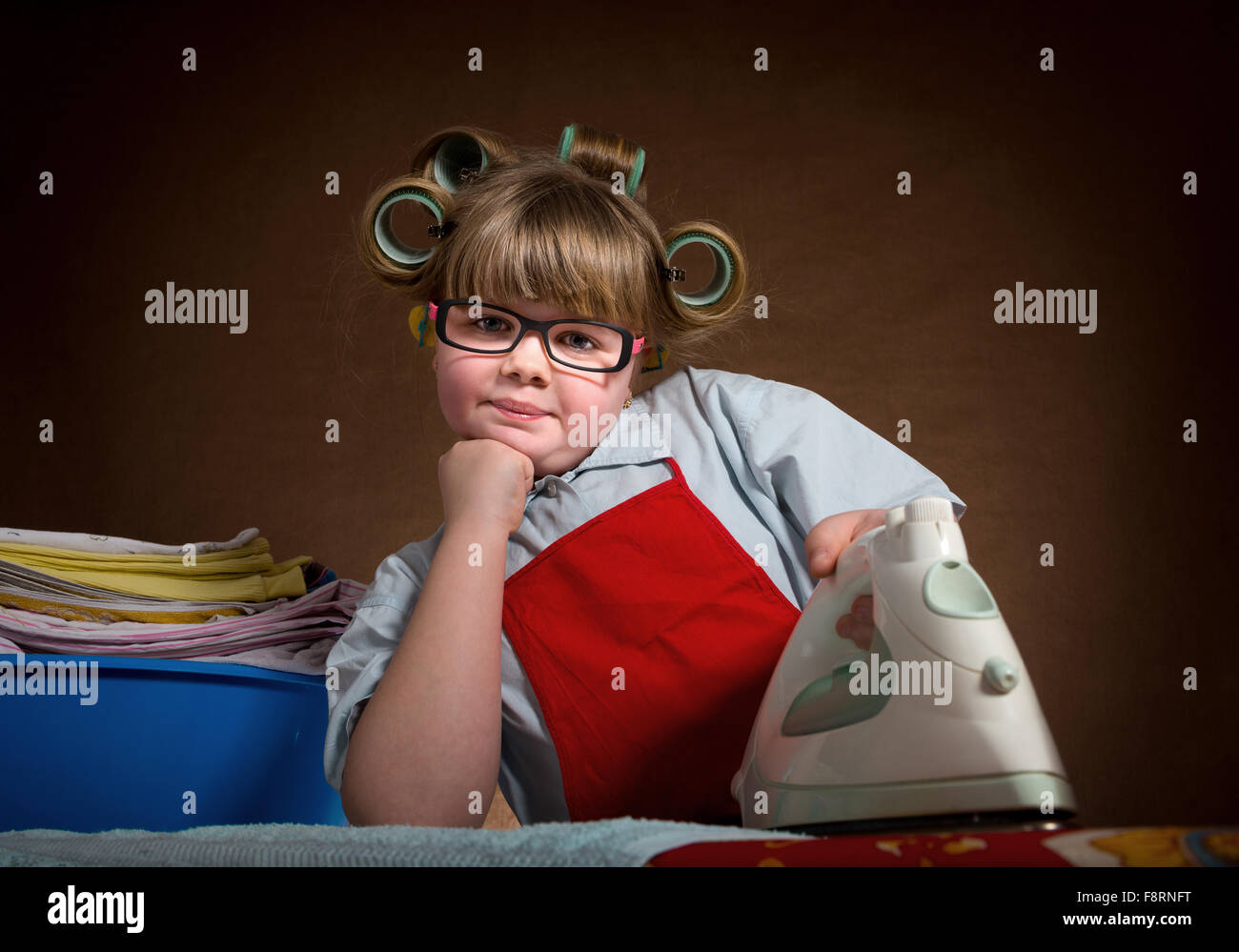 La petite femme avec diligence et d'une planche à repasser, vous êtes très fatigué. vintage-à Banque D'Images