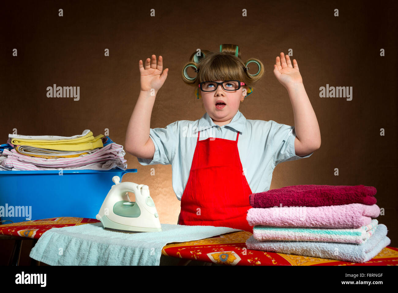 La petite femme avec diligence et d'une planche à repasser, vous êtes très fatigué. vintage-à Banque D'Images