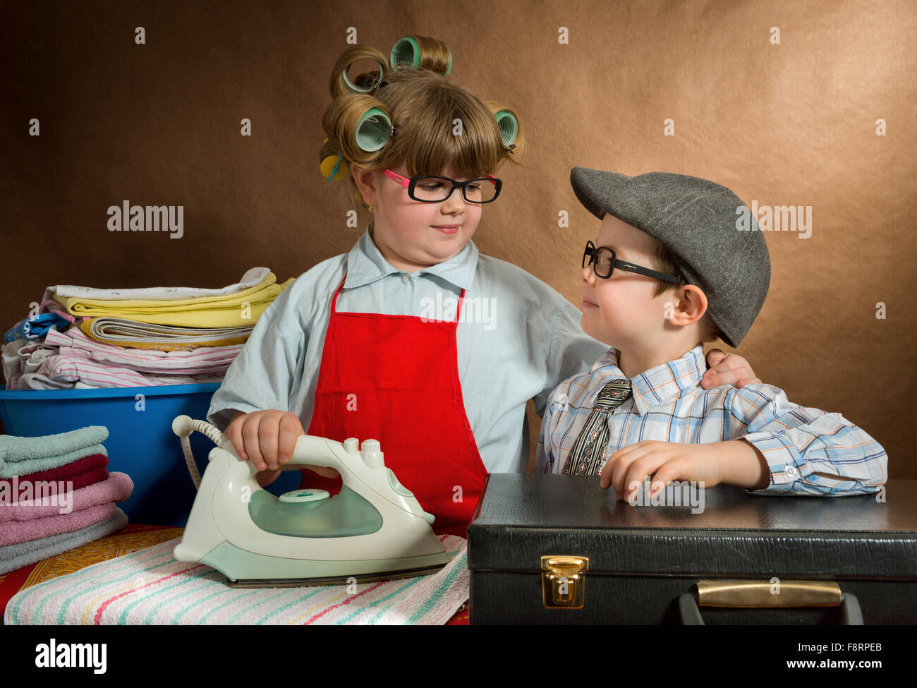 Petite femme avec diligence et d'une planche à repasser, ce que pendant ce temps son mari est revenu du travail. vintage-à Abol Banque D'Images