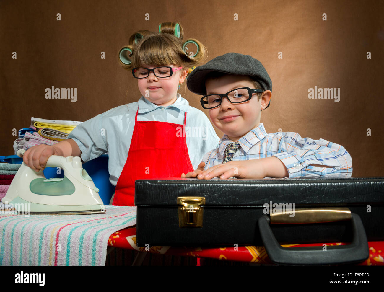 Petite femme avec diligence et d'une planche à repasser, ce que pendant ce temps son mari est revenu du travail. vintage-à Abol Banque D'Images