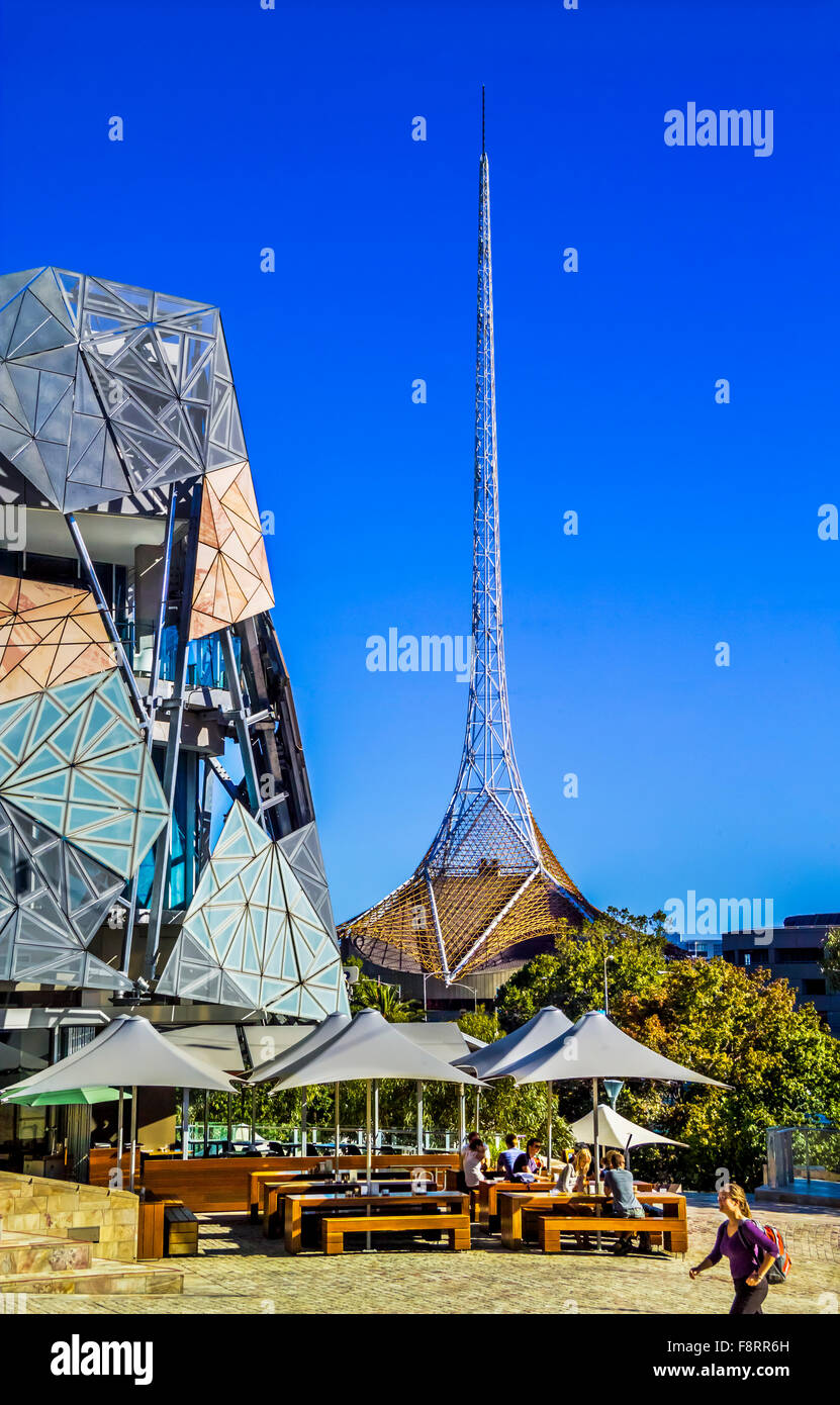 Federation Square restaurants donnant sur le Melbourne Arts Centre, Melbourne, Australie Banque D'Images