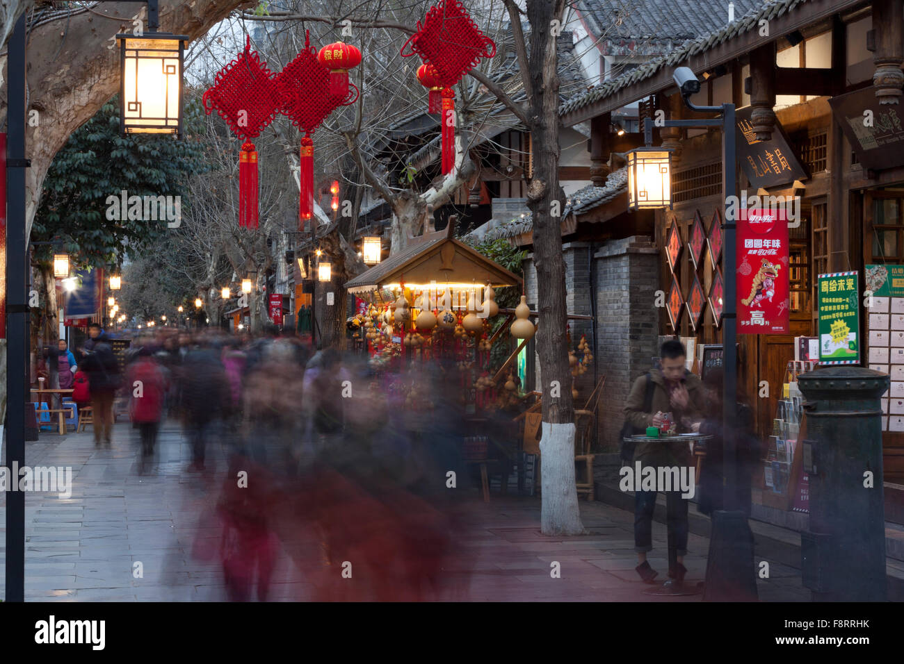 Kuan alley ou road est la route principale qui traverse le vieux quartier restauré et touristique de Kuan Zhai à Chengdu. Banque D'Images