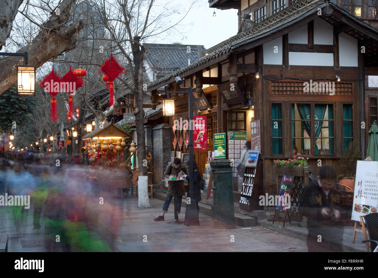 Kuan alley ou road est la route principale qui traverse le vieux quartier restauré et touristique de Kuan Zhai à Chengdu. Banque D'Images