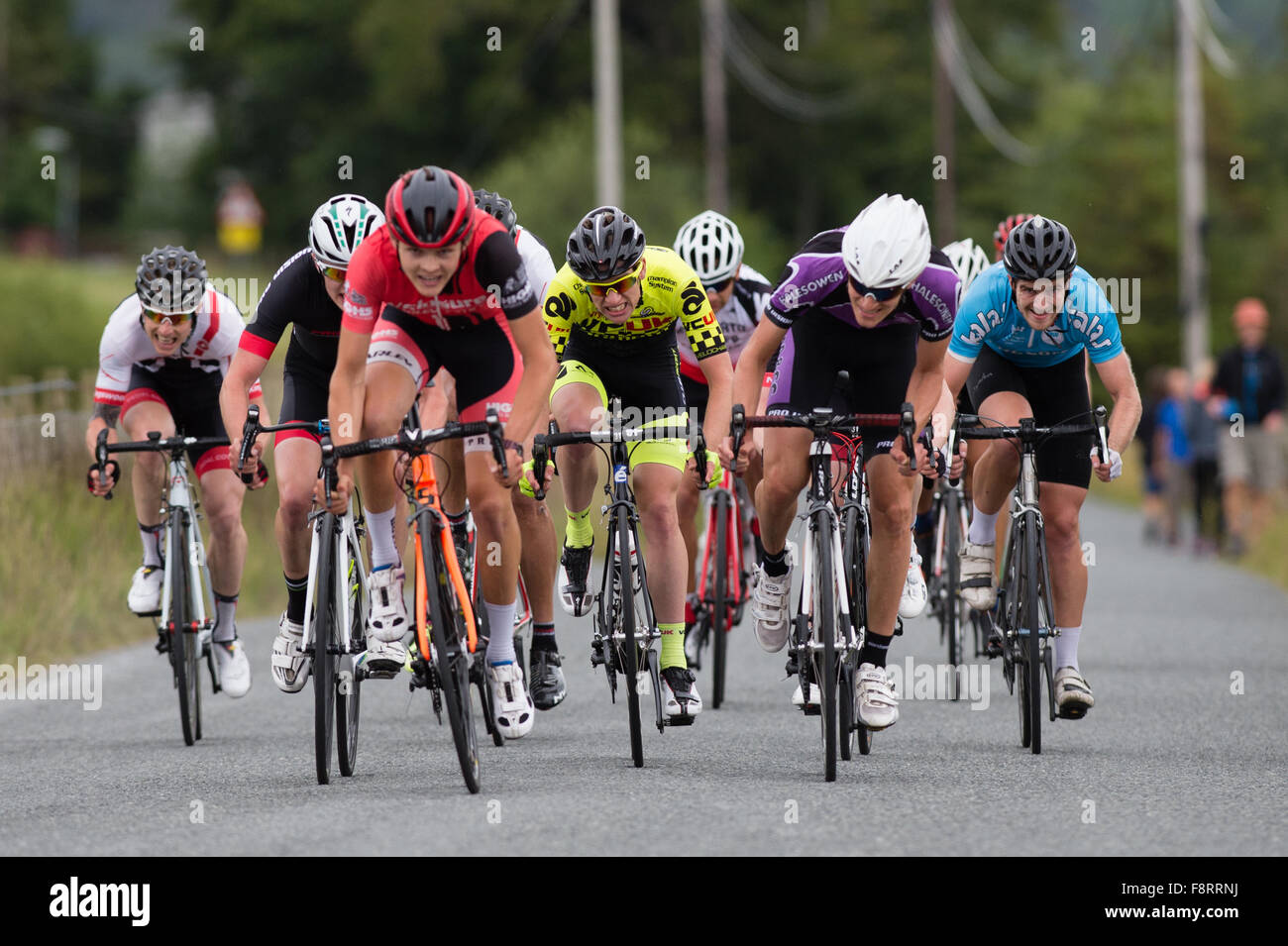 Course concurrents pour la ligne d'arrivée à l'assemblée annuelle de la 'Tour des vallées minières'Road Race, près d'Aberystwyth, Pays de Galles, Royaume-Uni 16 Août 2015 Banque D'Images