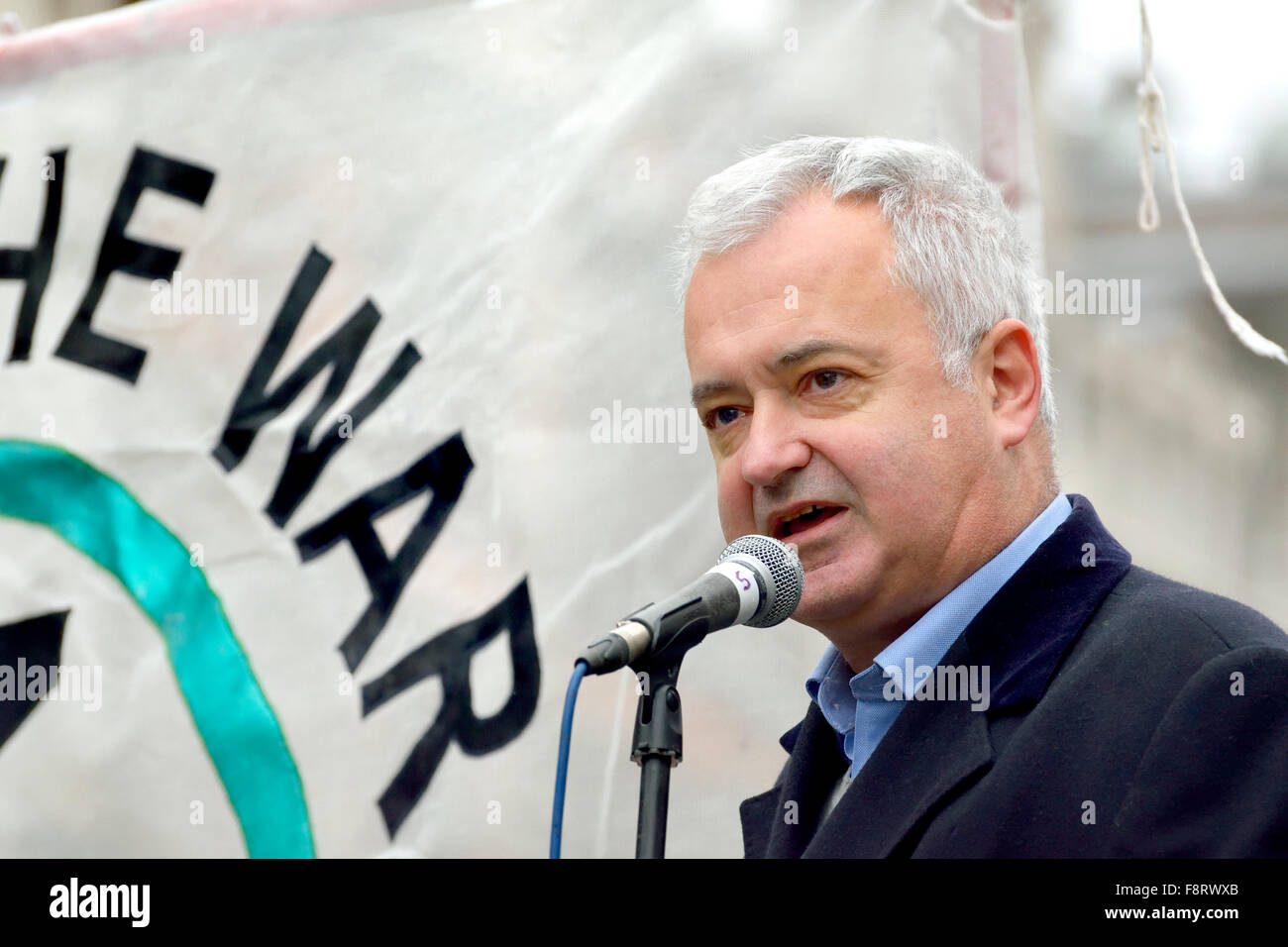 Andrew Murray (président de la Coalition contre la guerre) lors de la bombe n'est pas la Syrie manifestation devant Downing Street, déc 2015 Banque D'Images