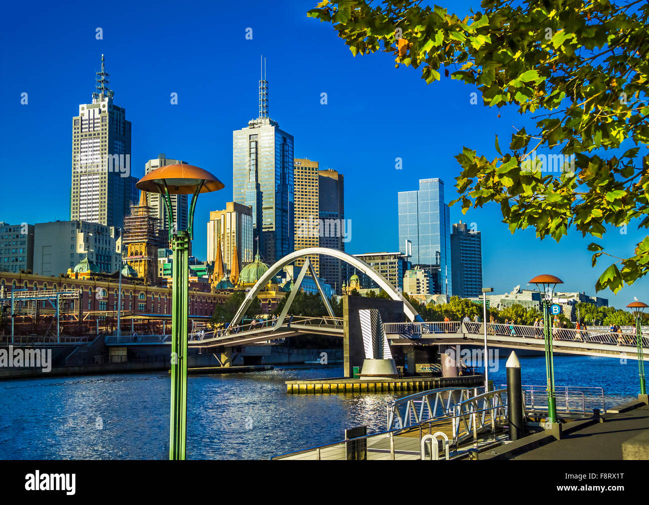 Vue du CBD de Melbourne de l'autre côté de la rivière Yarra de Southbank, Melbourne, Australie Banque D'Images