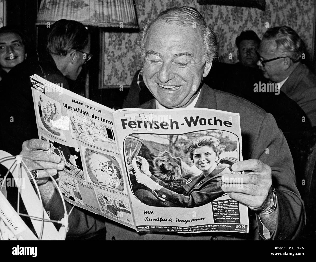 Acteurs et Actrices Der Deutsche Ludwig von Lingmann PLAT Programmzeitschrift, Deutschland 1950er Jahre. L'acteur allemand Ludwig Linkmann lire un programme TV Magazine, l'Allemagne des années 1950. Banque D'Images