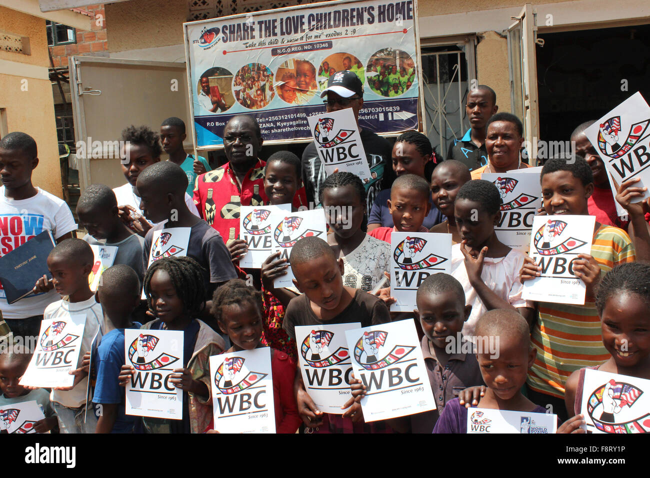 L'arbitre de boxe professionnelle Kenny Bayless pose avec les enfants défavorisés à Kampala, Ouganda Banque D'Images