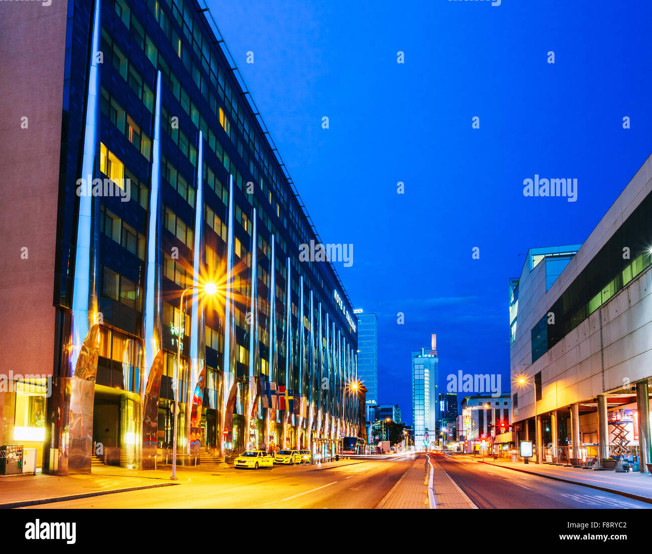 TALLINN, ESTONIE - Juillet 26, 2014 : vue de la nuit de l'hôtel Tallink City bâtiment conçu par l'architecte Maimu, Kaarnavali a été ouvert, j'ai Banque D'Images