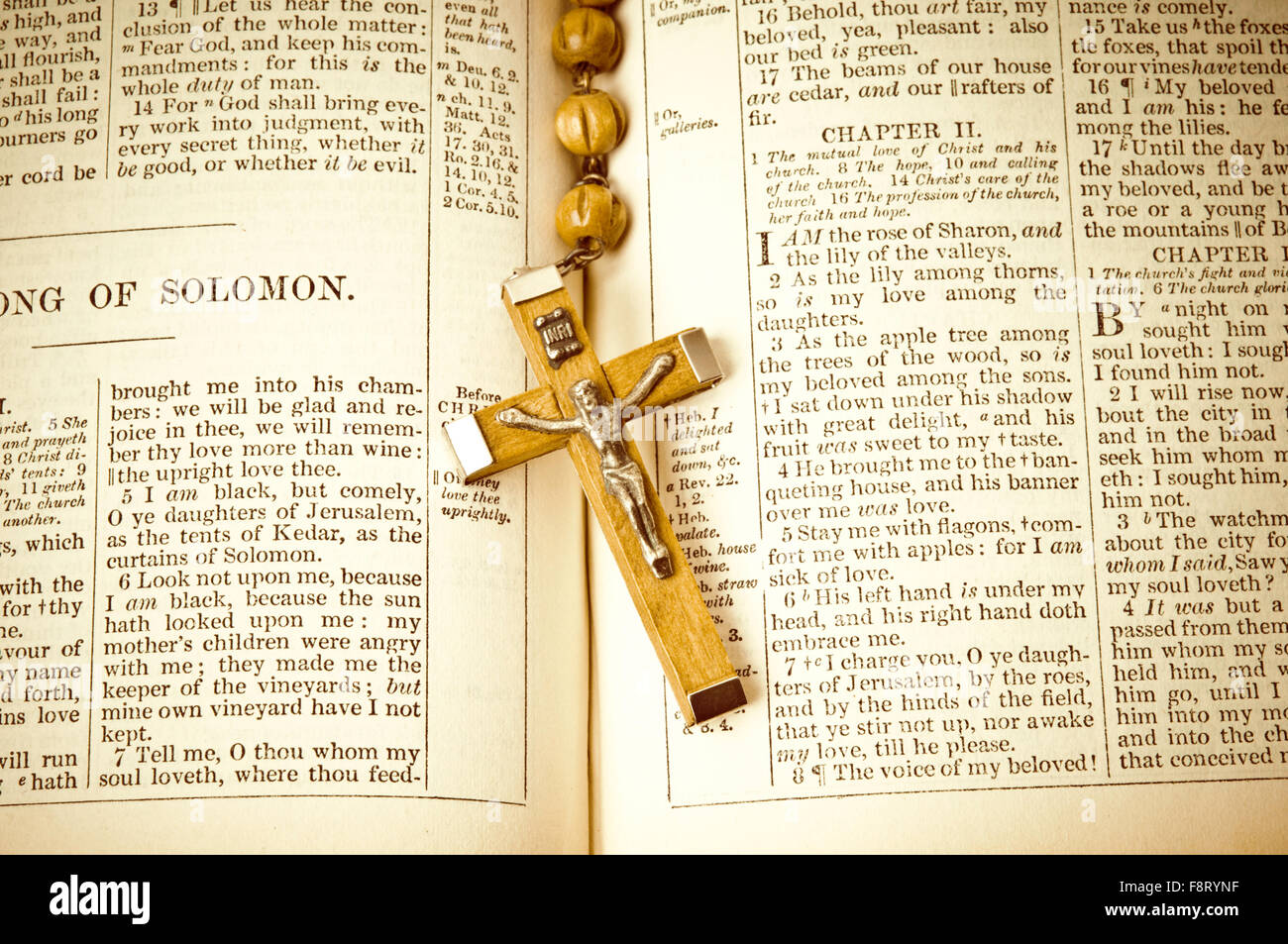 Pages de Sainte Bible et Rosaire Banque D'Images