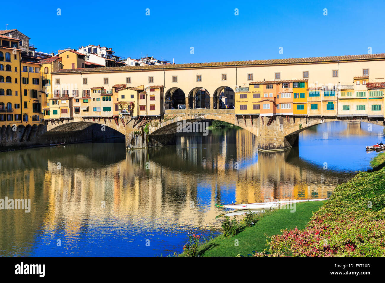 Florence, Italie. Le Ponte Vecchio avec reflets dans l'Arno. Banque D'Images