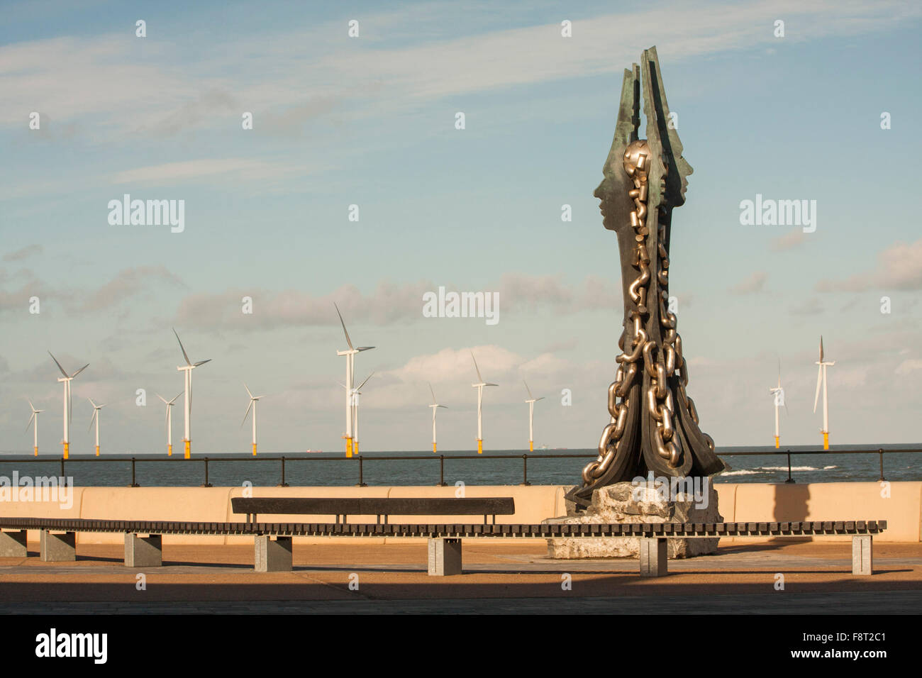 L'art public sur le front de mer de Redcar, Sinterlation par le sculpteur Ian Randall avec les éoliennes en mer dans l'arrière-plan Banque D'Images