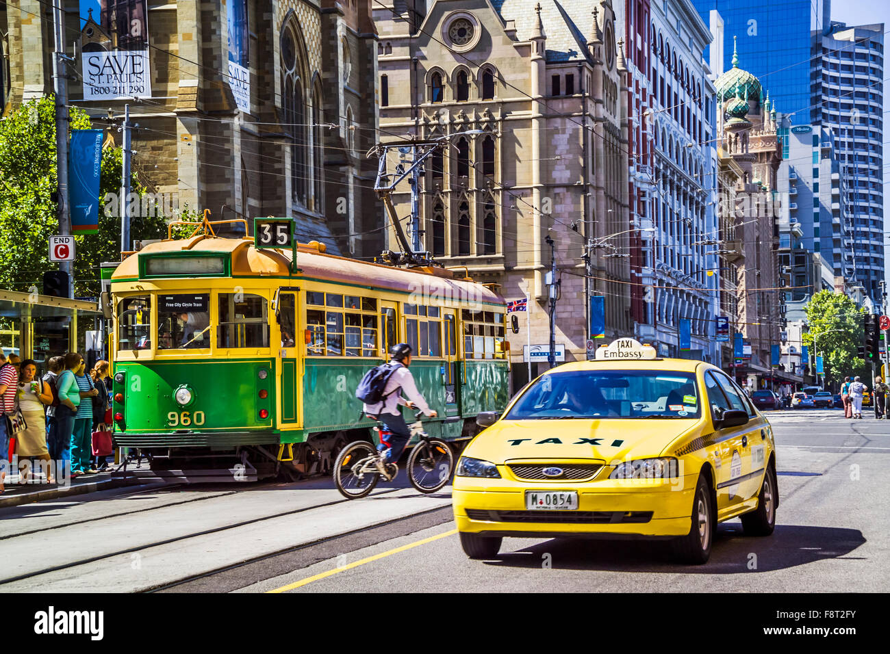 Les transports publics, de tramway et de taxi jaune ville de Melbourne, Australie Banque D'Images