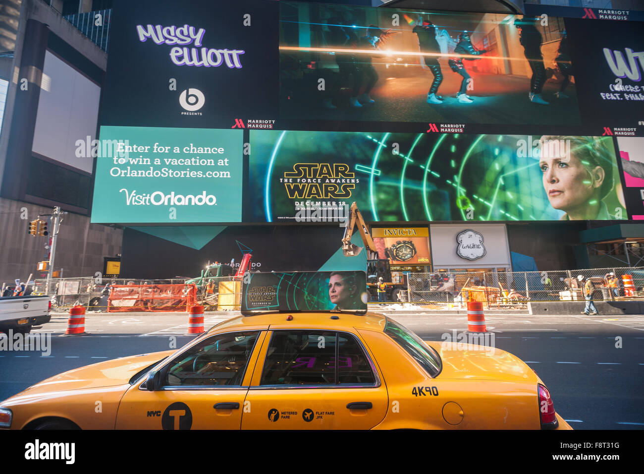 La publicité pour J.J. Abrams' Star Wars : Le travail s'éveille, qui sera présentée dans deux semaines, sur un écran LED géant et sur un taxi à Times Square à New York, le vendredi 4 décembre, 2015. Avec la sortie de nombreuses bandes-annonces de marchandises sous licence, et maintenant dans-votre-visage de la publicité promotionnelle Disney Co. juggernaut est amping pour la libération de blockbuster.(© Richard B. Levine) Banque D'Images