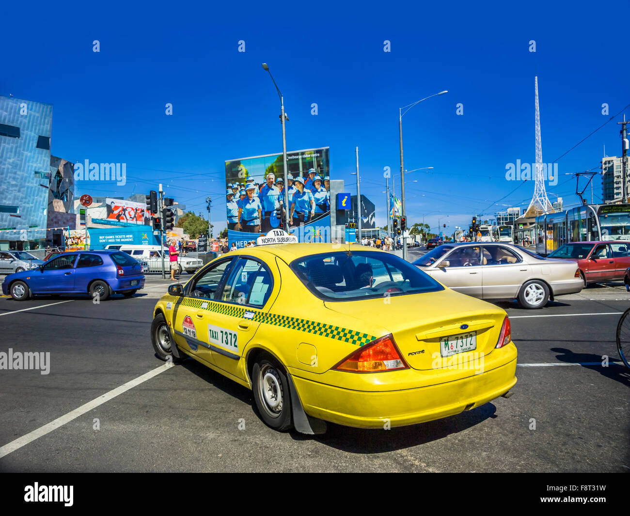 Yellow Cab sur les rues de Melbourne, Australie Banque D'Images