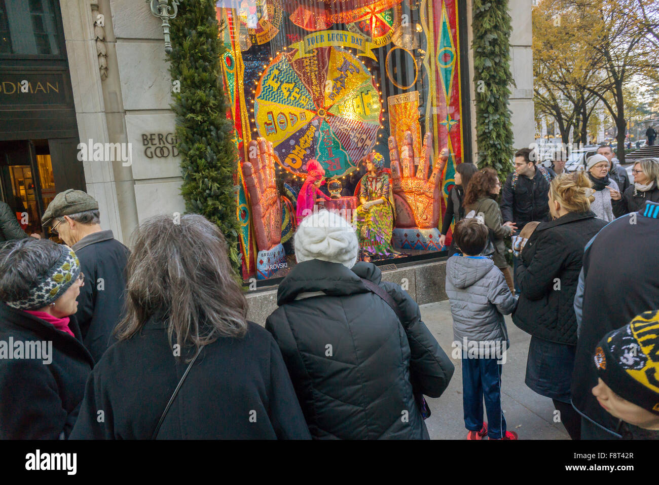 La foule des visiteurs de Bergdorf Goodman à New York voir l'affichage de la fenêtre de vacances le Dimanche, Décembre 6, 2015.(© Richard B. Levine) Banque D'Images