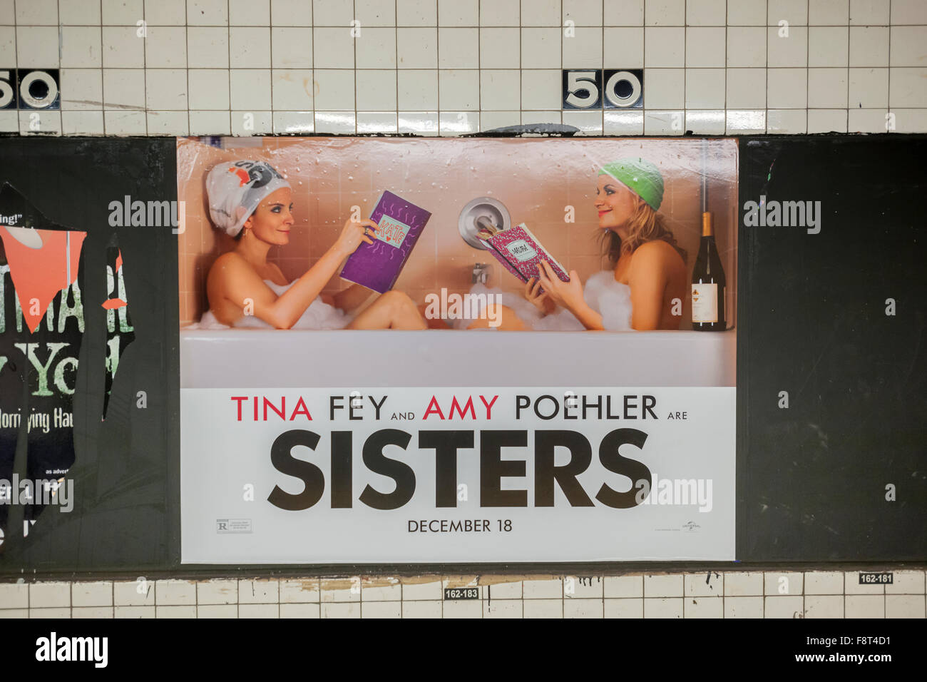 Une affiche pour le Tina Fey, Amy Poehler film 'Sisters' dans le métro de New York le jeudi 10 décembre, 2015. Les studios des deux 'Sisters et 'Alvin et les Chipmunks : la route Chip' ont décidé d'ouvrir leurs films le 18 décembre, le même jour que 'Star Wars : The Force éveille' s'ouvre. Les deux films appel à différentes données démographiques avec "Alvin" passe pour les enfants en Pause et 'Sisters' attrayant pour les filles-nuit-out foule. (© Richard B. Levine) Banque D'Images