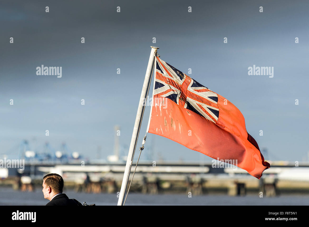 Le Red Ensign embarqué sur un ferry sur la Tamise. Banque D'Images