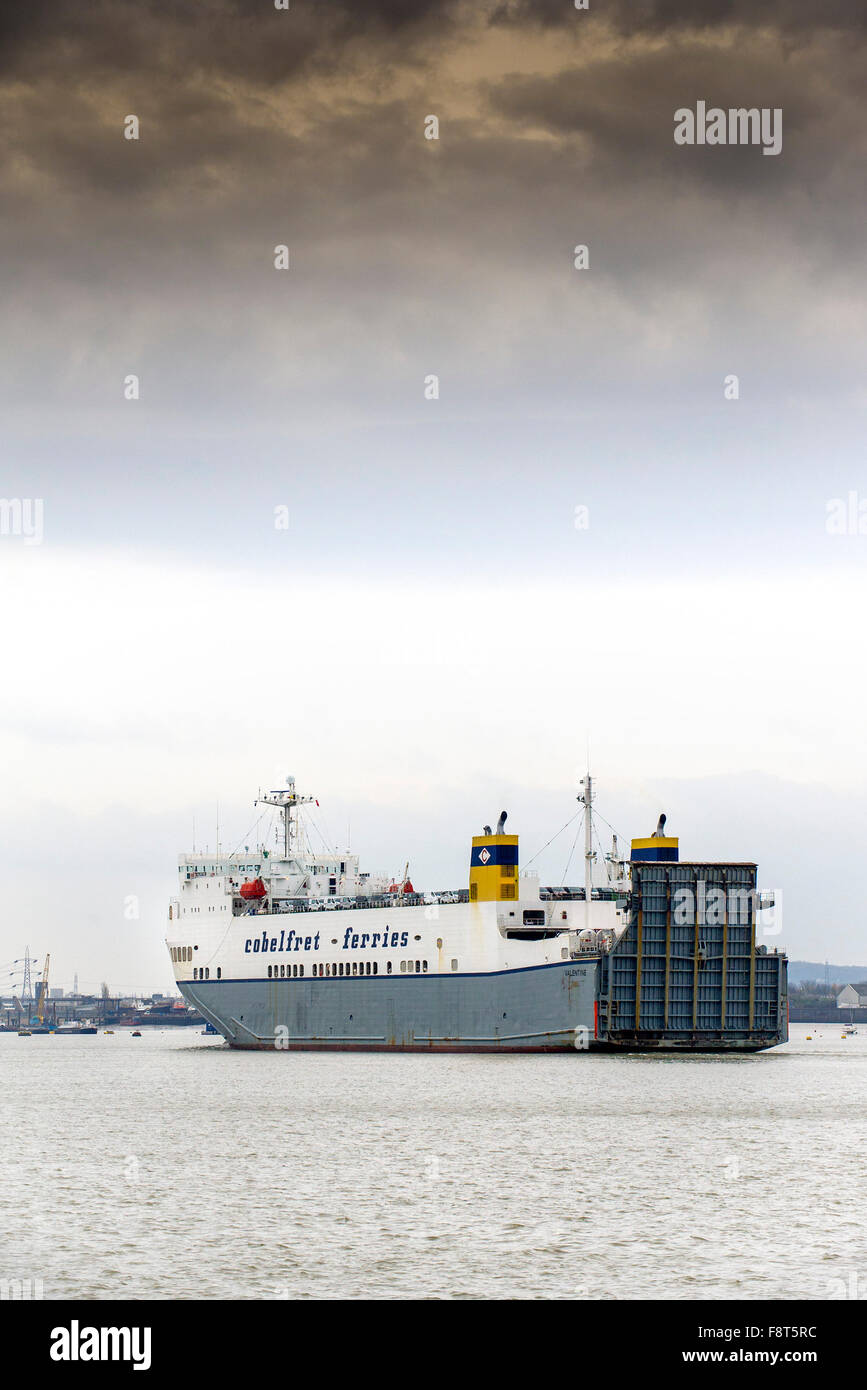 Sur la Tamise, la Valentine, un navire cargo ferry à partir de la ligne de Ferries Cobelfret cuit en aval. Banque D'Images