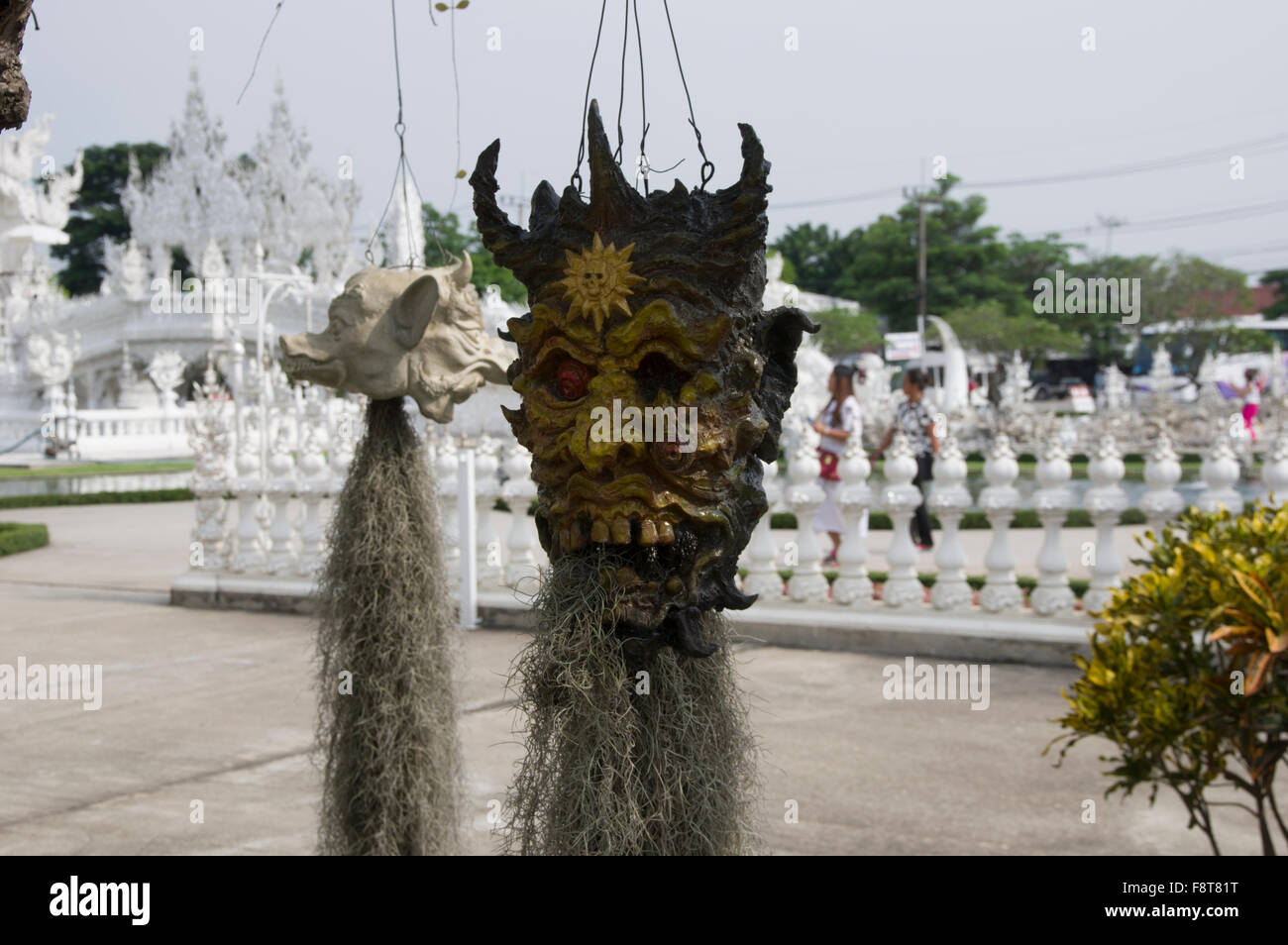 Wat Rong Khun, le Temple blanc, à Chiang Rai, Thaïlande, conçu et construit par l'artiste Chalermchai Kositpipat Banque D'Images