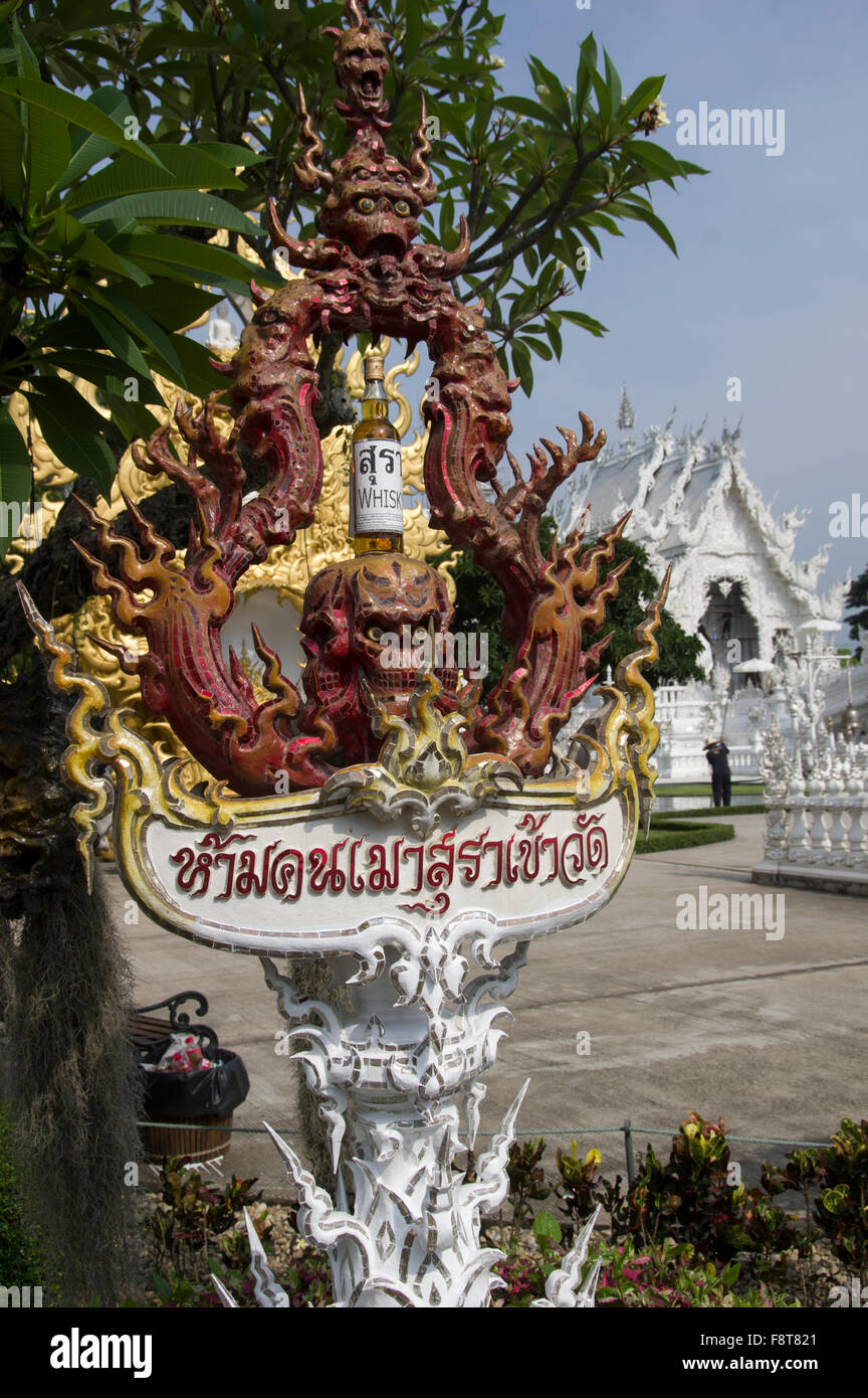 Wat Rong Khun, le Temple blanc, à Chiang Rai, Thaïlande, conçu et construit par l'artiste Chalermchai Kositpipat Banque D'Images
